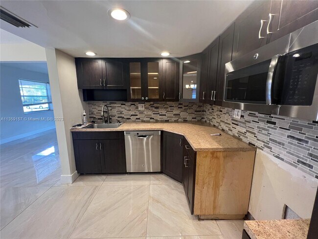 Foto del edificio - 8937 NW 27th St