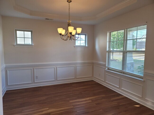 Foto del edificio - Immaculate 4 Bedroom, 3.5 Bath Home Located in Established Neighborhood. Minutes from Fort Bragg!