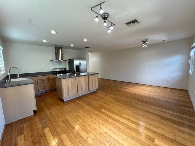Building Photo - 1617 Lucile Ave