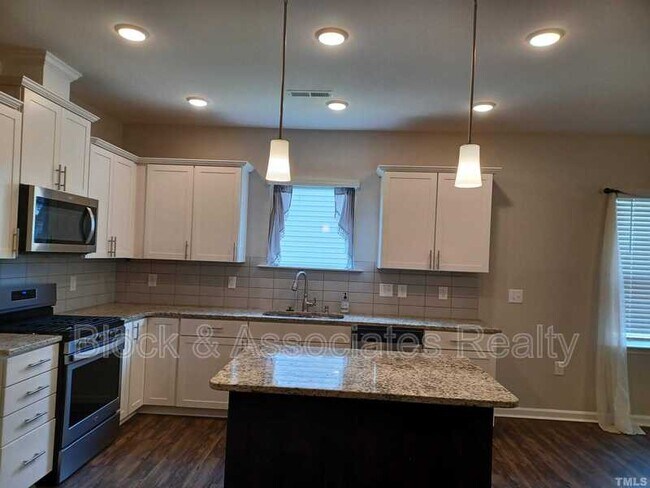 Foto del edificio - 2131 Fox Chapel Pl