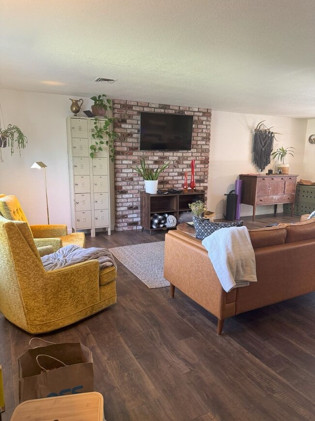 Building Photo - 2 bedroom, 1 bath single-family with 2 car...