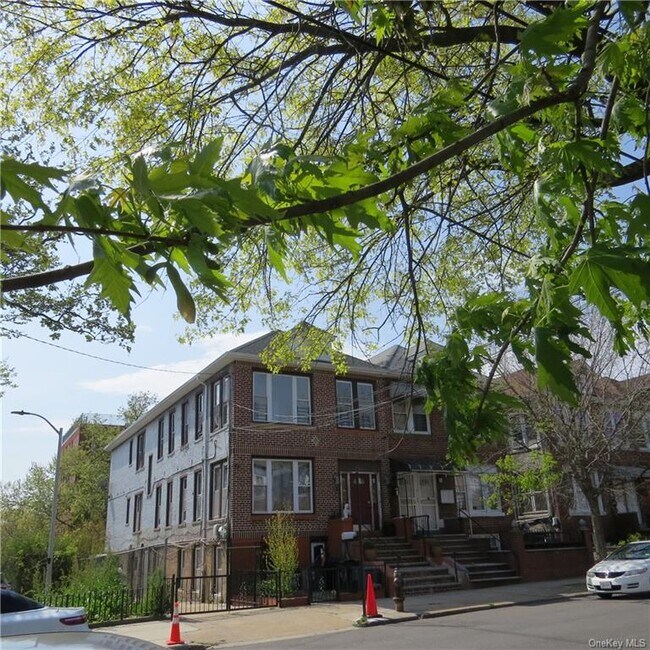 Building Photo - 727 Noble Ave