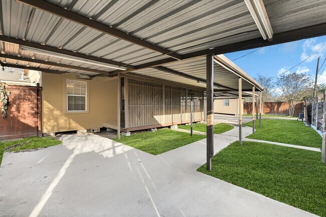 Building Photo - 4401 Darwin Rd
