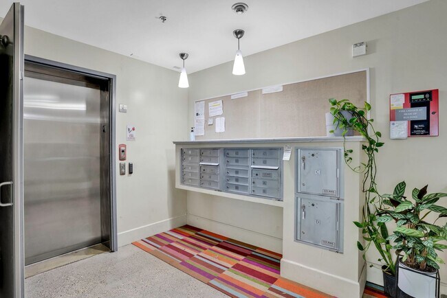 Building Photo - Gorgeous Condo in the Mosswood Neighborhoo...