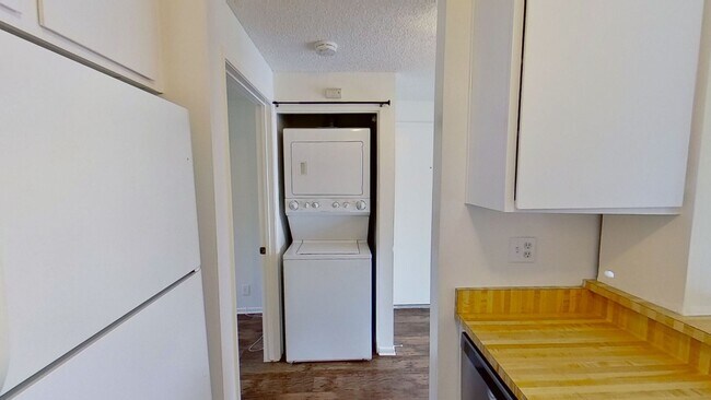 Building Photo - **COMING SOON! One bedroom + a Loft Condo ...