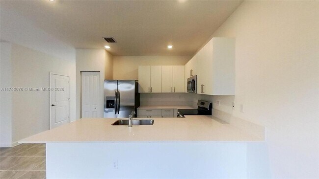 Building Photo - 631 SE 13th Street Cir