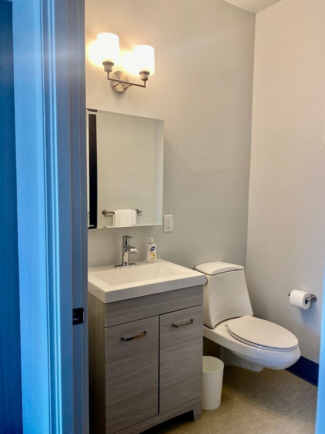 Building Photo - 1 bed 1 bath in renovated complex! This unit will go FAST