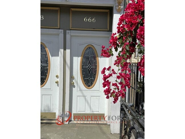 Foto del edificio - 666-668-668 S Van Ness Ave