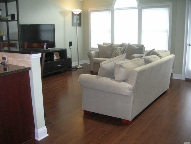 Foto del edificio - 116 Stewart Ave