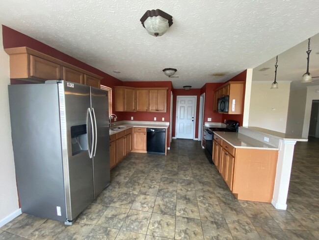 Building Photo - Spacious & Conveniently Located Home in Ca...