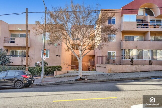 Building Photo - 918 W College St