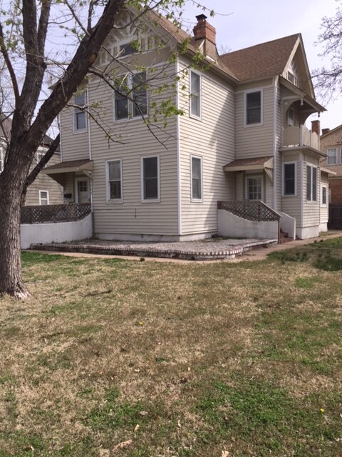 Building Photo - 1904 N Wellington Pl