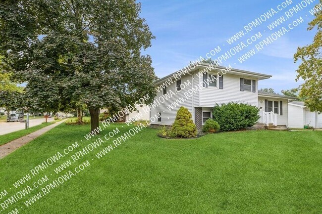 Building Photo - Fenced in Yard! 3 Bedroom, 1 Bath Home in ...