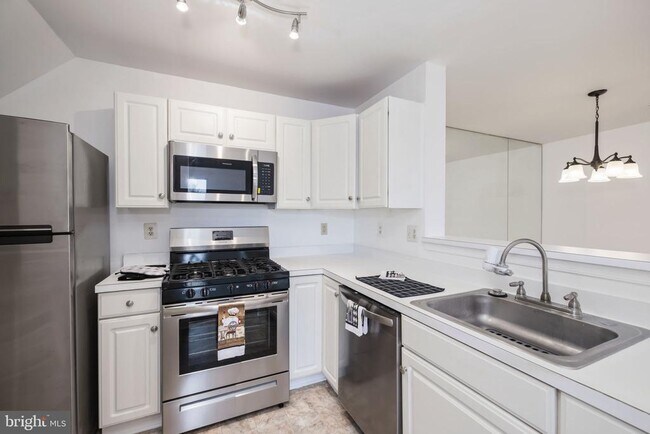 Building Photo - 1025 Gardenview Loop