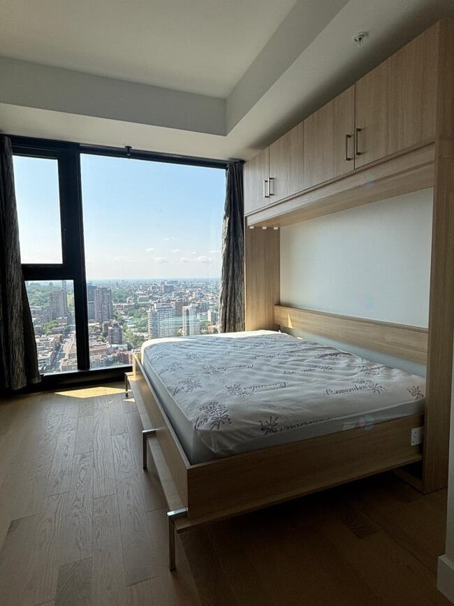 Building Photo - 1245 Rue de Bleury