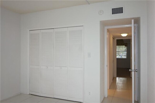 Foto del edificio - 805 Cypress Blvd