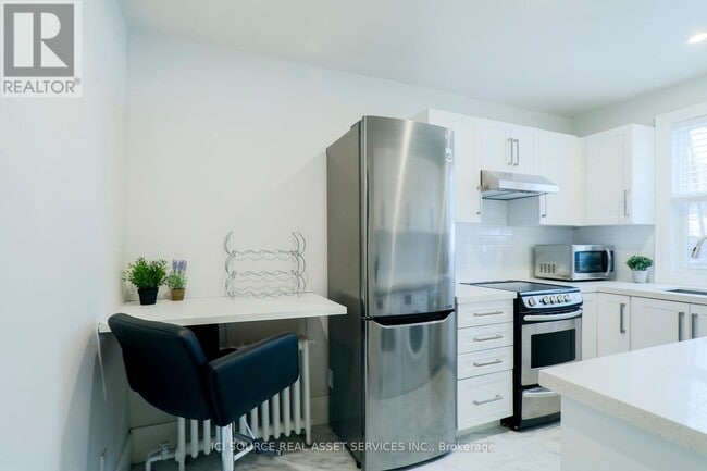 Building Photo - 494 Armadale Ave