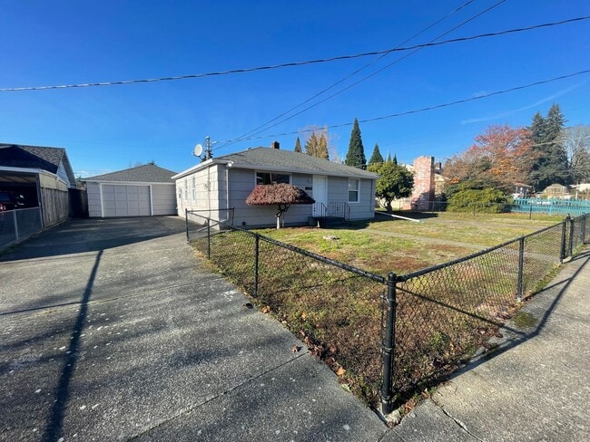 Building Photo - Central Kitsap Home with Detached Garage &...