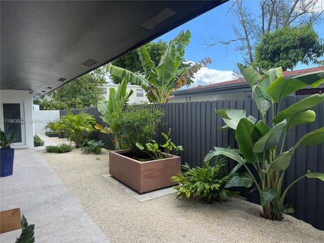 Building Photo - 1228 NE 5th Ave