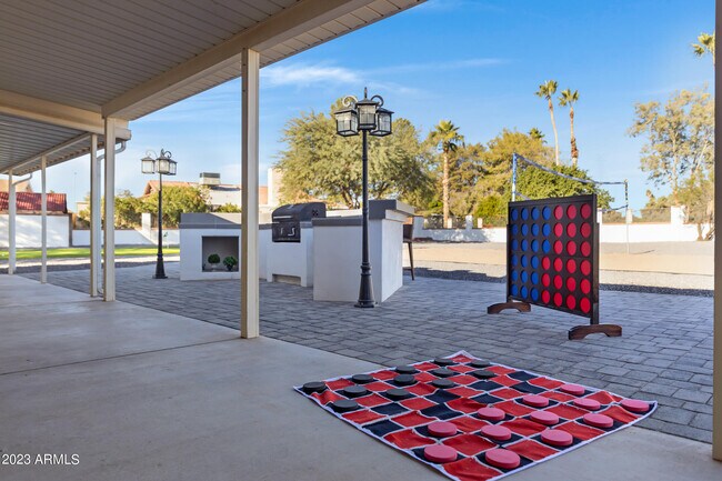 Foto del edificio - 10426 W Royal Palm Rd