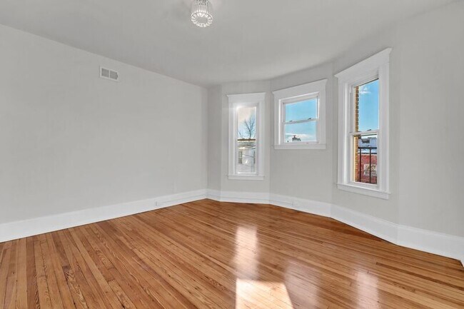 Foto del edificio - 300 E 30th St