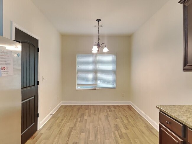 Foto del edificio - Beautiful home located in Lawernceville!