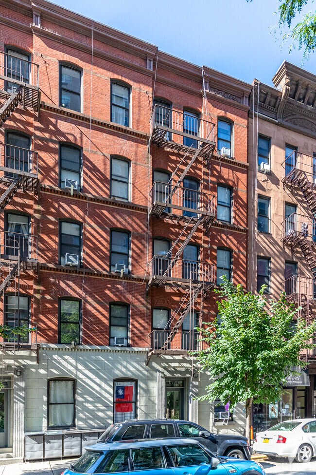 Vista desde la calle - 176 E 85th St