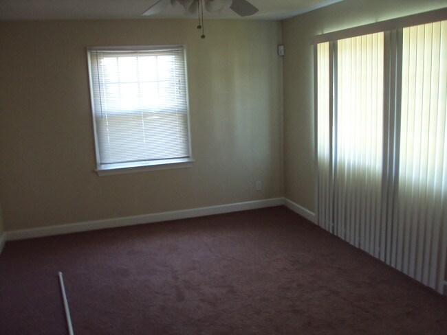 Building Photo - 10183 Cloverdale Dr