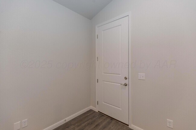 Foto del edificio - 7511 Beck Dr