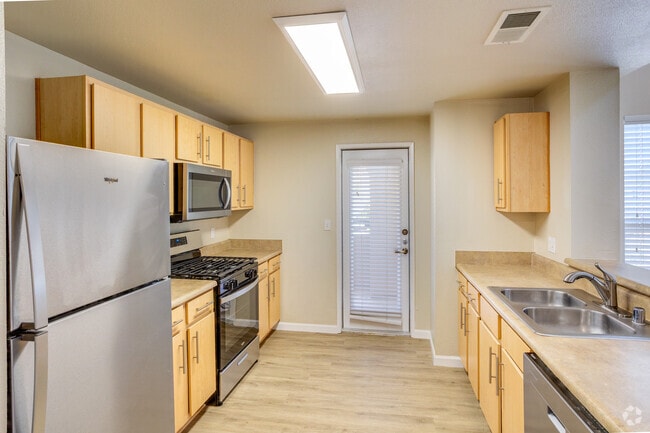 2BR, 2.5BA - 1290SF - Kitchen - de Tolosa Ranch Apartments