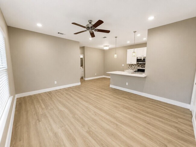 Foto del edificio - 8004-8006 Doreen Avenue