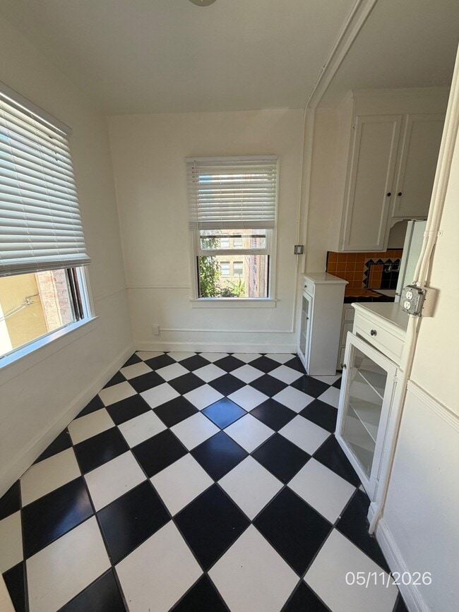Building Photo - 318 S Kingsley Dr