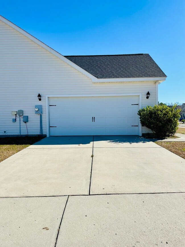 Building Photo - 3/2 with a great layout and new flooring o...