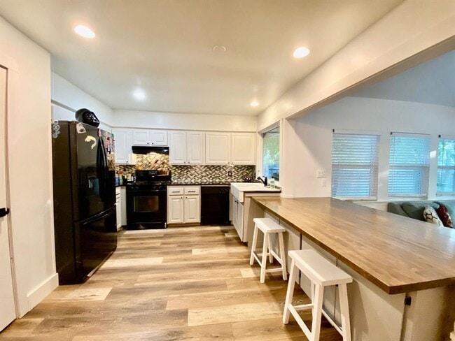 Foto del edificio - 7302 Shadywood Dr
