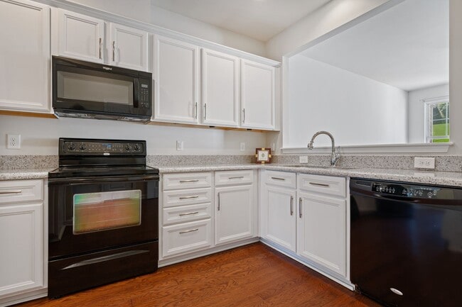 Building Photo - 2be / 2.5ba Townhome Near Hope Valley Farms!
