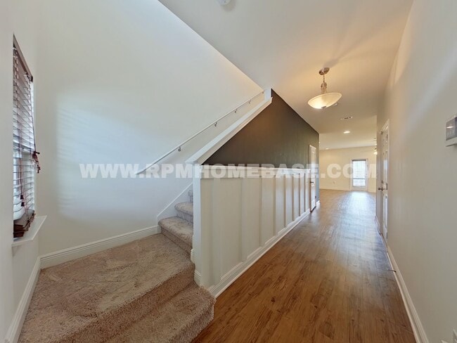 Foto del edificio - Modern 3-Bedroom Townhome with Stylish Upd...