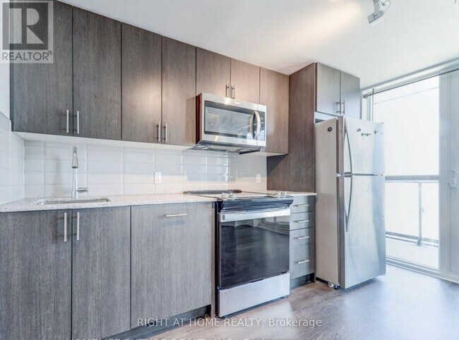 Building Photo - 2550 Simcoe St N