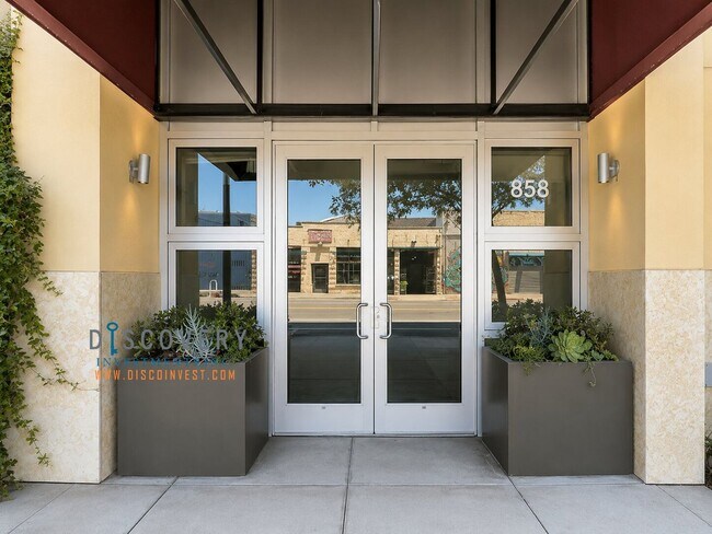 Building Photo - Modern Live/Work Loft At Market Square In Old Oakland