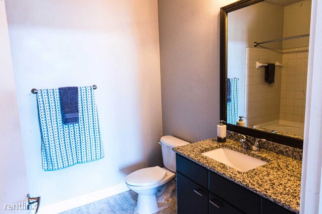 Foto del edificio - 1 br, 1 bath Apartment - 505 Pecan St 736