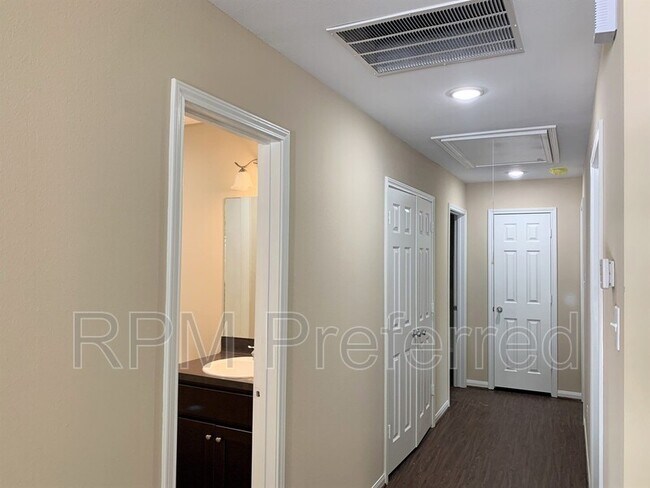 Foto del edificio - 6229 Bobby Burns St