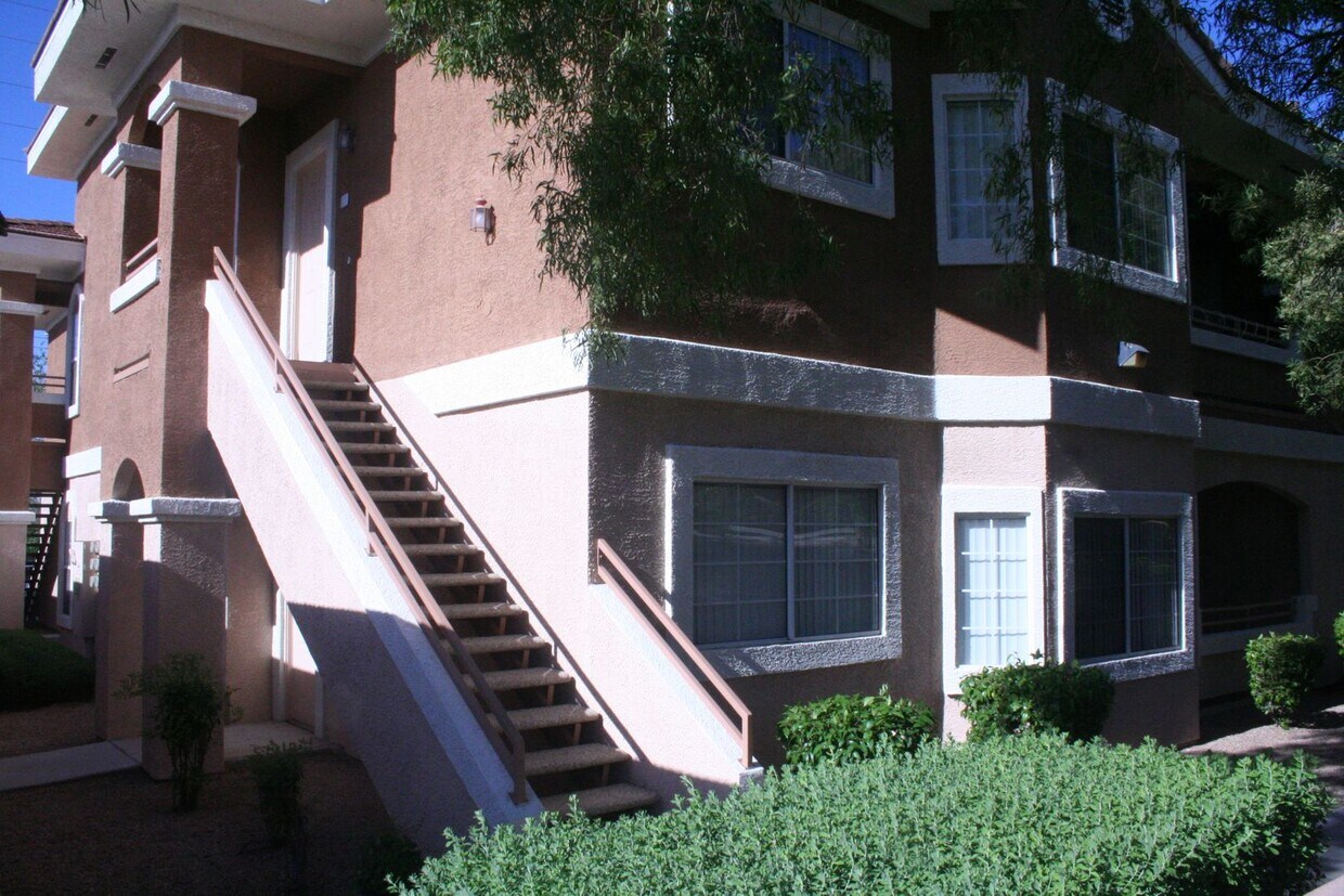 Foto principal - 2 Bed, 2 Bath, downstairs, 1 Story Unit, 1...