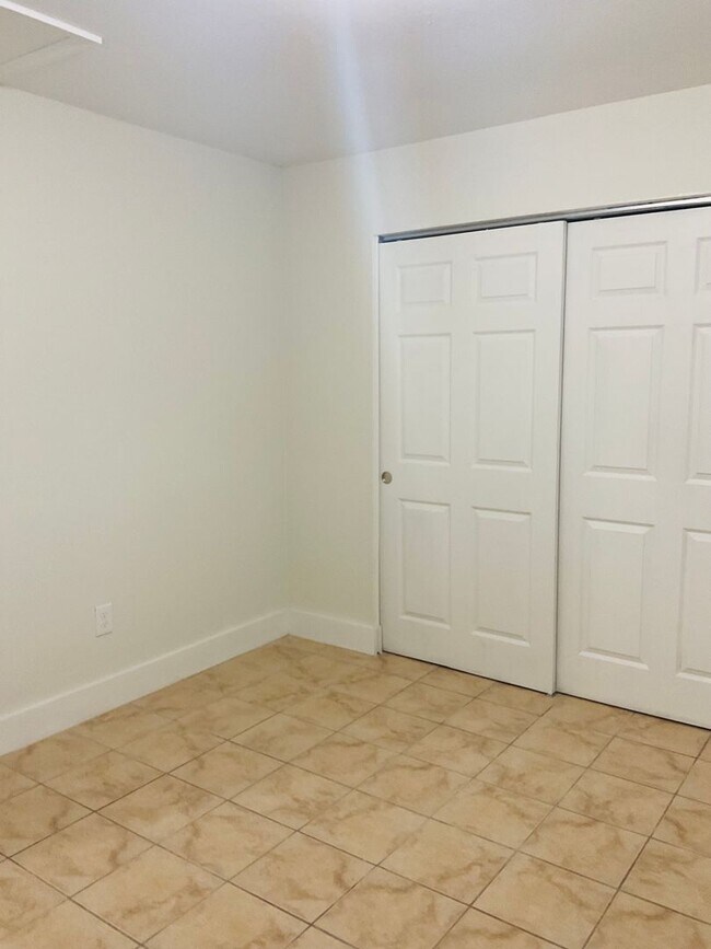 Foto del edificio - 2243-2247 South St Tri-Plex