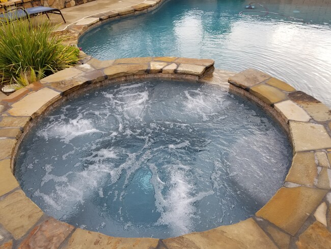 Sparkling pool & spa - 4607 Vahan Ct