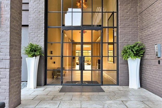 Building Photo - 717 S Riverside Dr