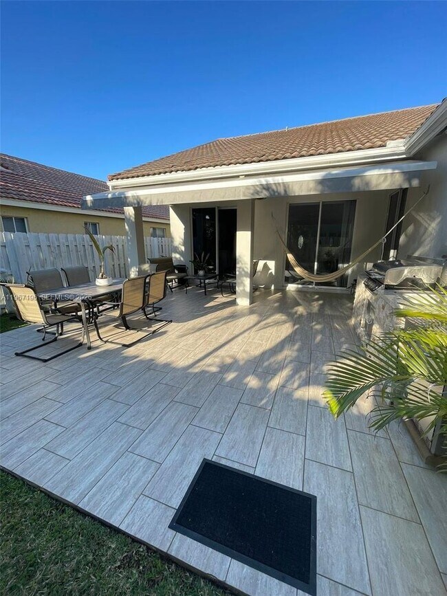 Foto del edificio - 755 Sand Creek Cir