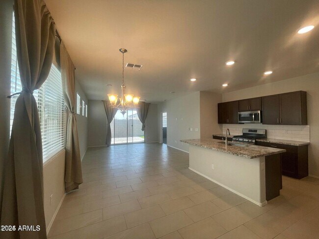 Foto del edificio - 14651 W Valentine St