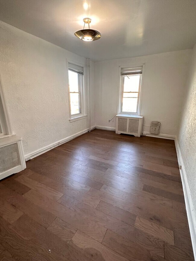 Building Photo - 5023 Walnut Street