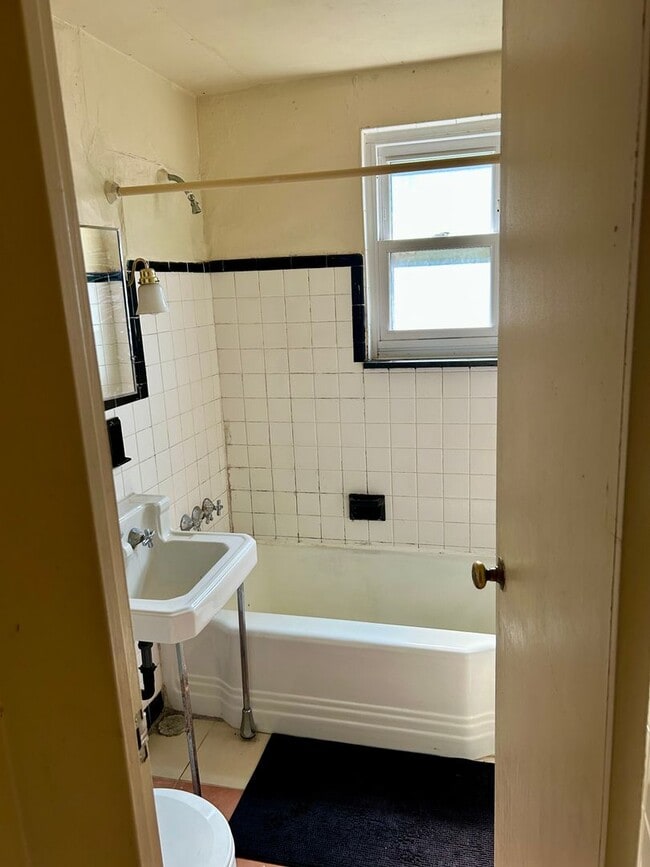 Foto del edificio - Bright large 1 bedroom in Shadyside