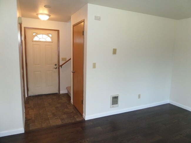 Building Photo - Cute 3-Bedroom Duplex With Large Yard and ...