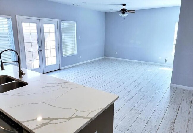 Building Photo - 8203 Oak Knoll Ln